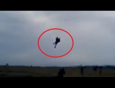 Αλεξιπτωτιστής κάνει χρήση του εφεδρικού αλεξίπτωτου και σώζεται την τελευταία στιγμή (βίντεο)